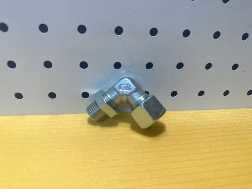 Переходник угловой металл (гайка) трубка d 12mm - M16x1,5