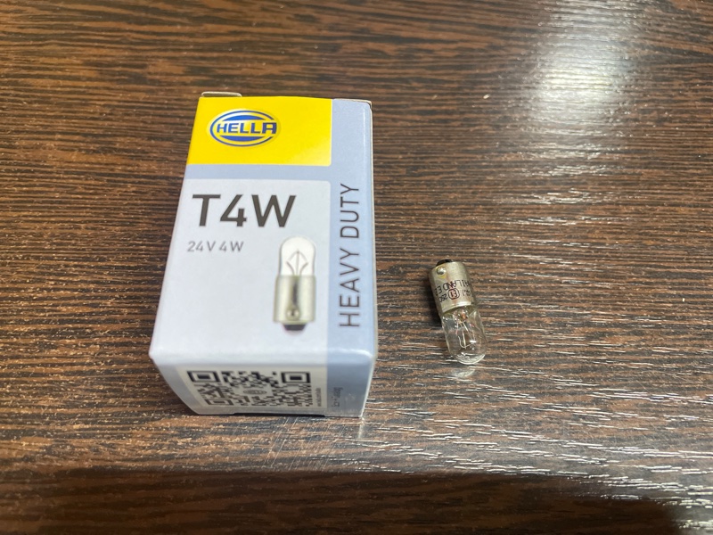 Лампа накаливания T4W 24V 4W BA9s-