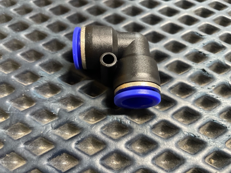 Фитинг пластиковый Г-образный 12x12 mm