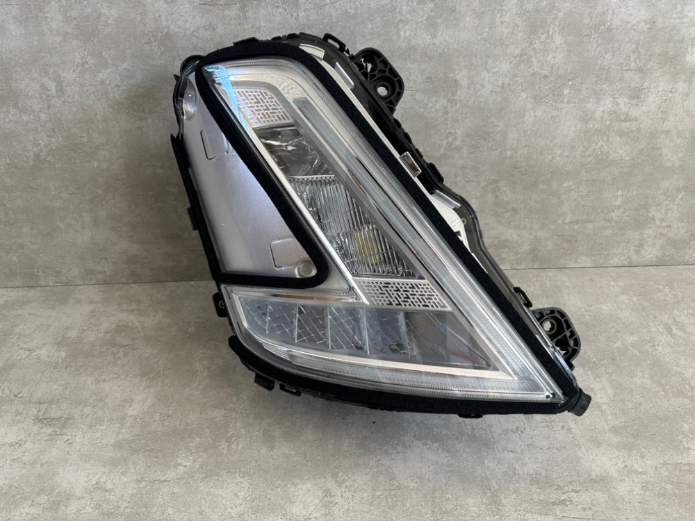 Фара головного света LED правая