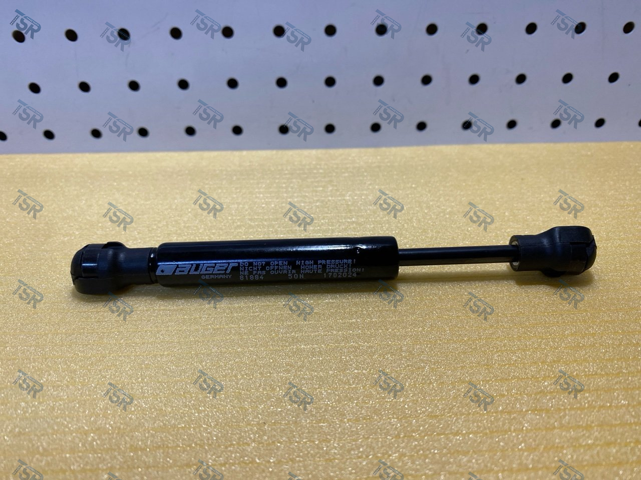 Амортизатор вещевого ящика кабины