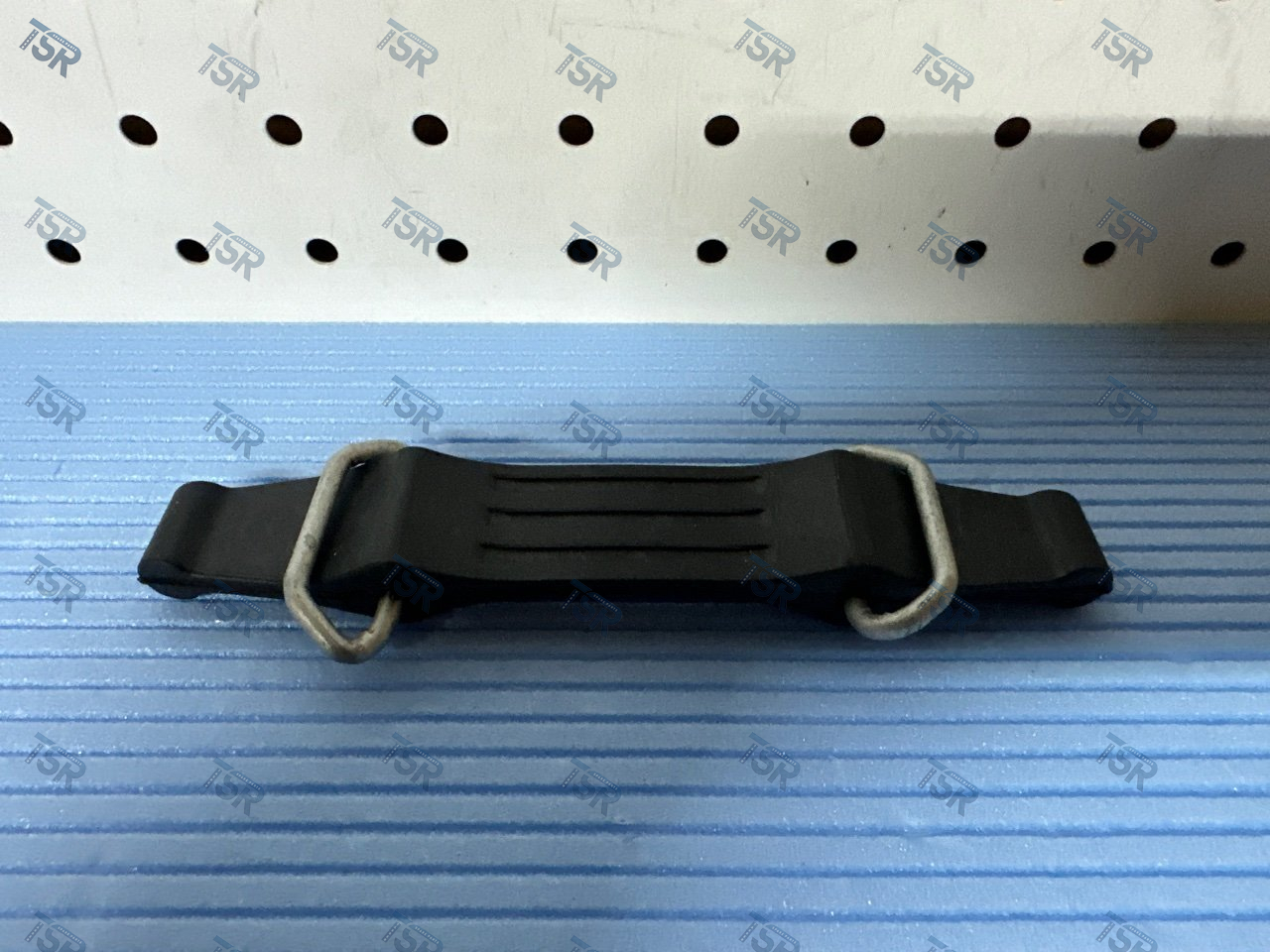 Крепление крышки АКБ