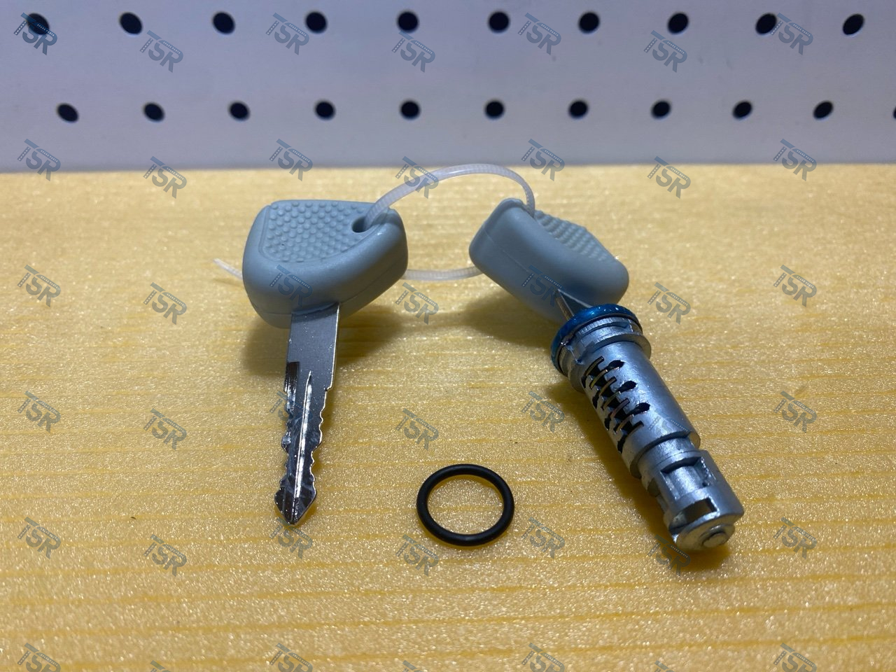 Личинка замка двери с ключом