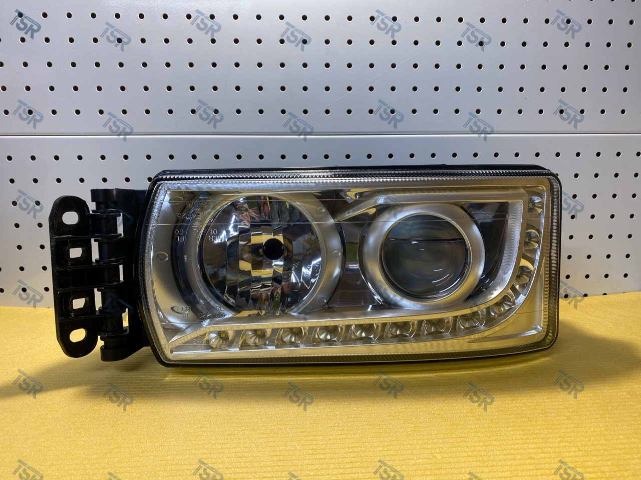 Фара головного света левая