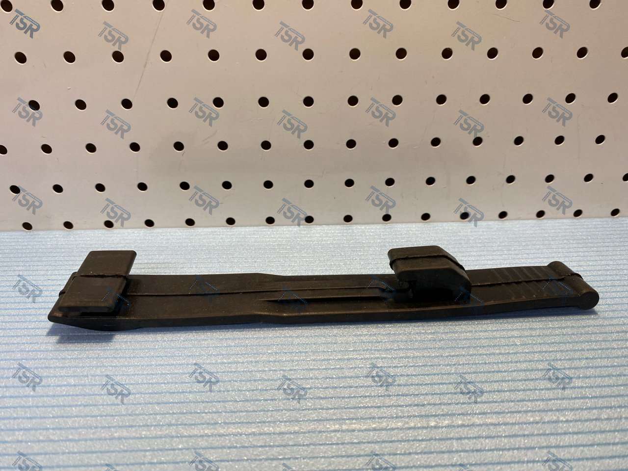 Держатель брызговика резиновый