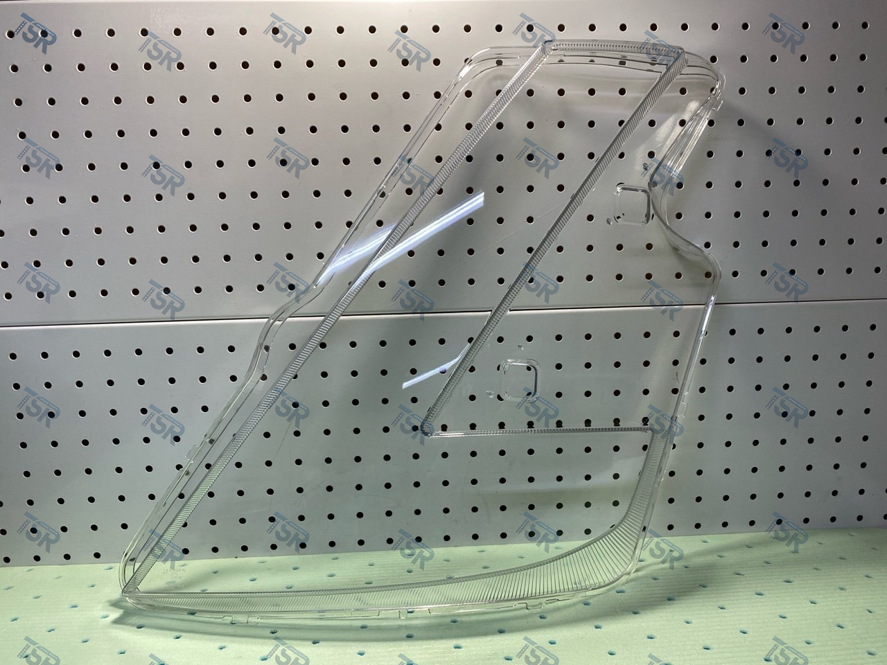 Стекло фары левое