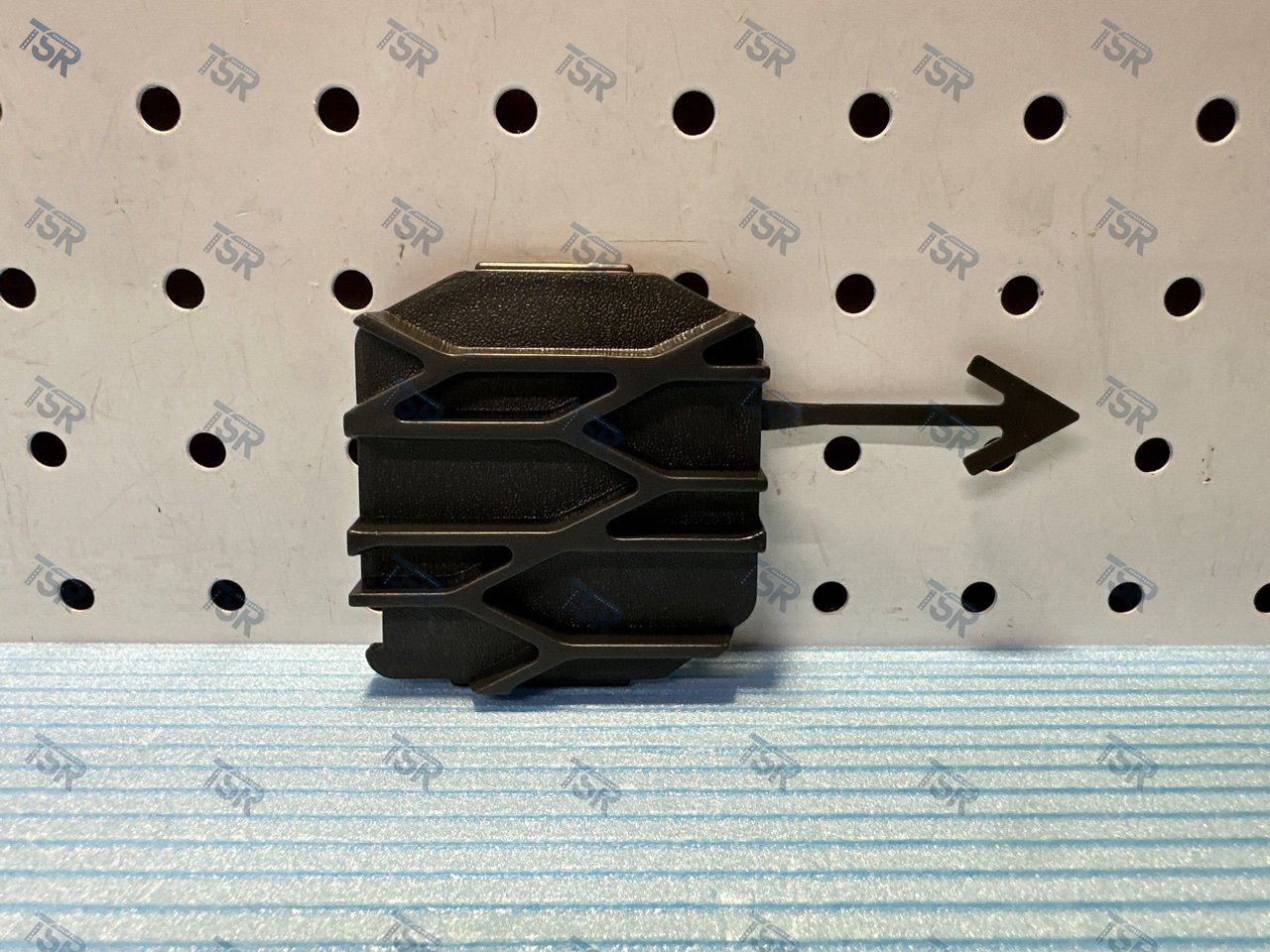 Заглушка в нижнюю решетку правая