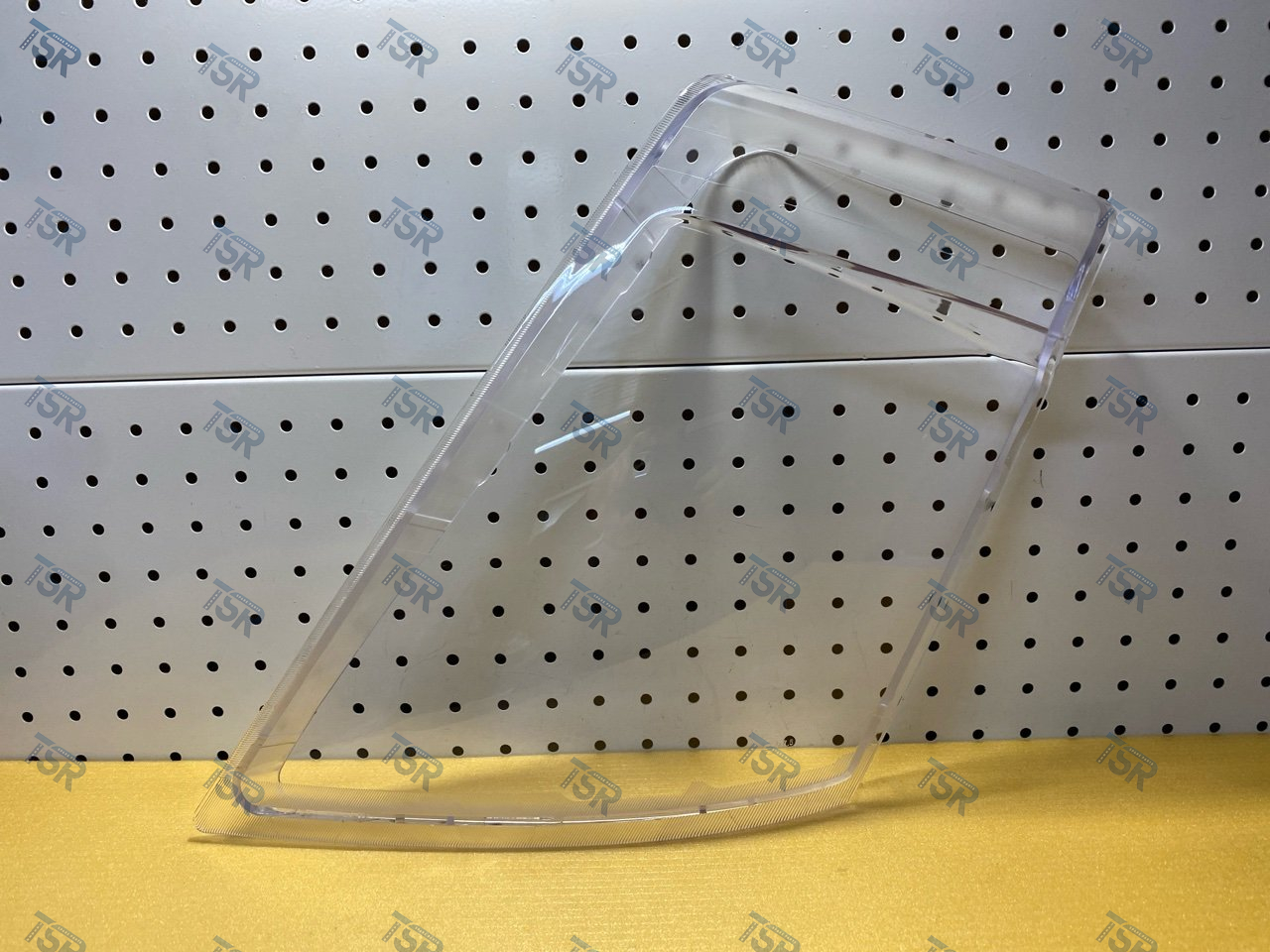 Стекло фары левое