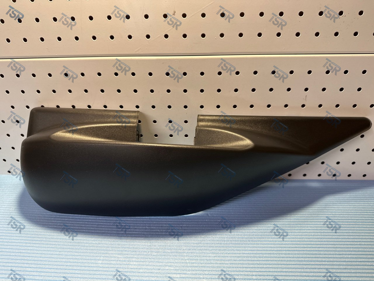 Крышка кронштейна зеркала левая нижняя