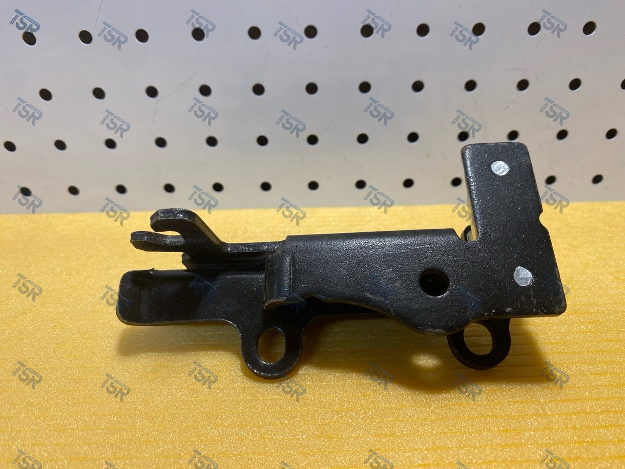 Петля капота