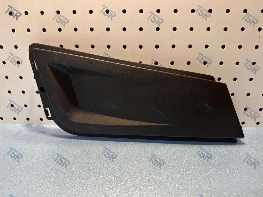 Заглушка противотуманной фары правая