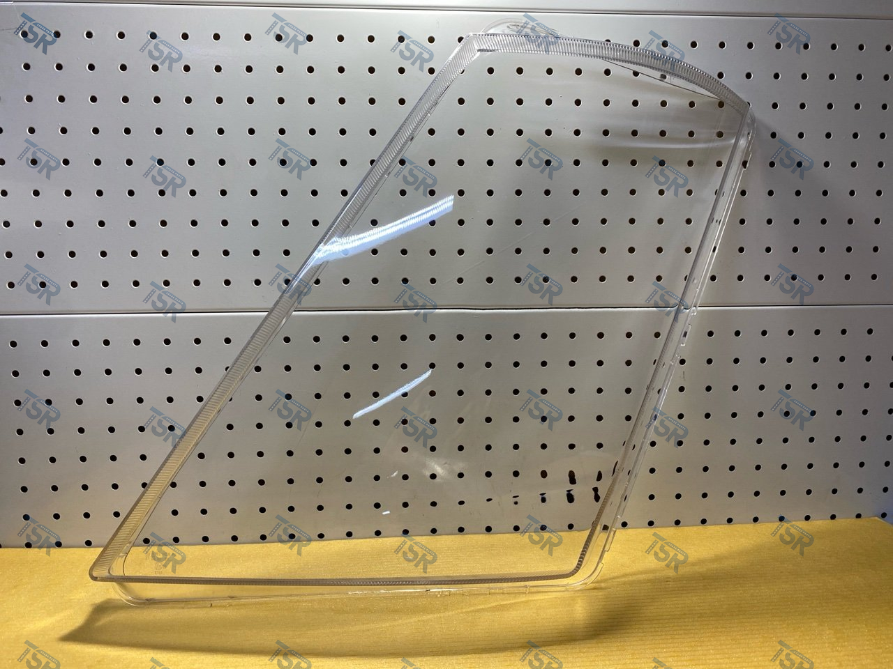 Стекло фары левое