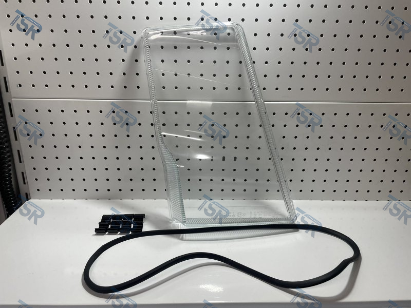 Стекло фары головного света правое с резинкой