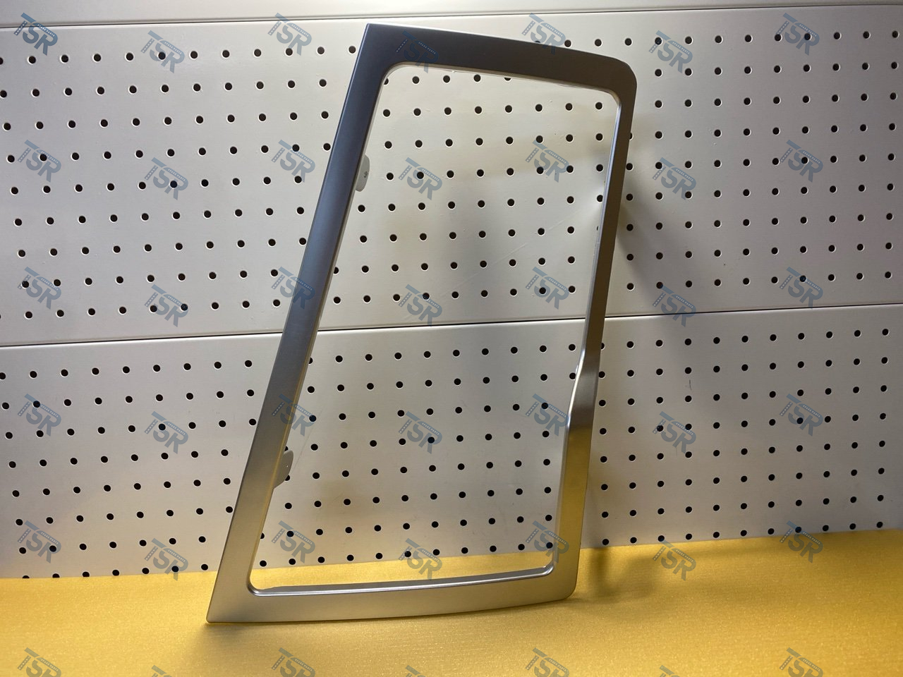 Рамка фары левая