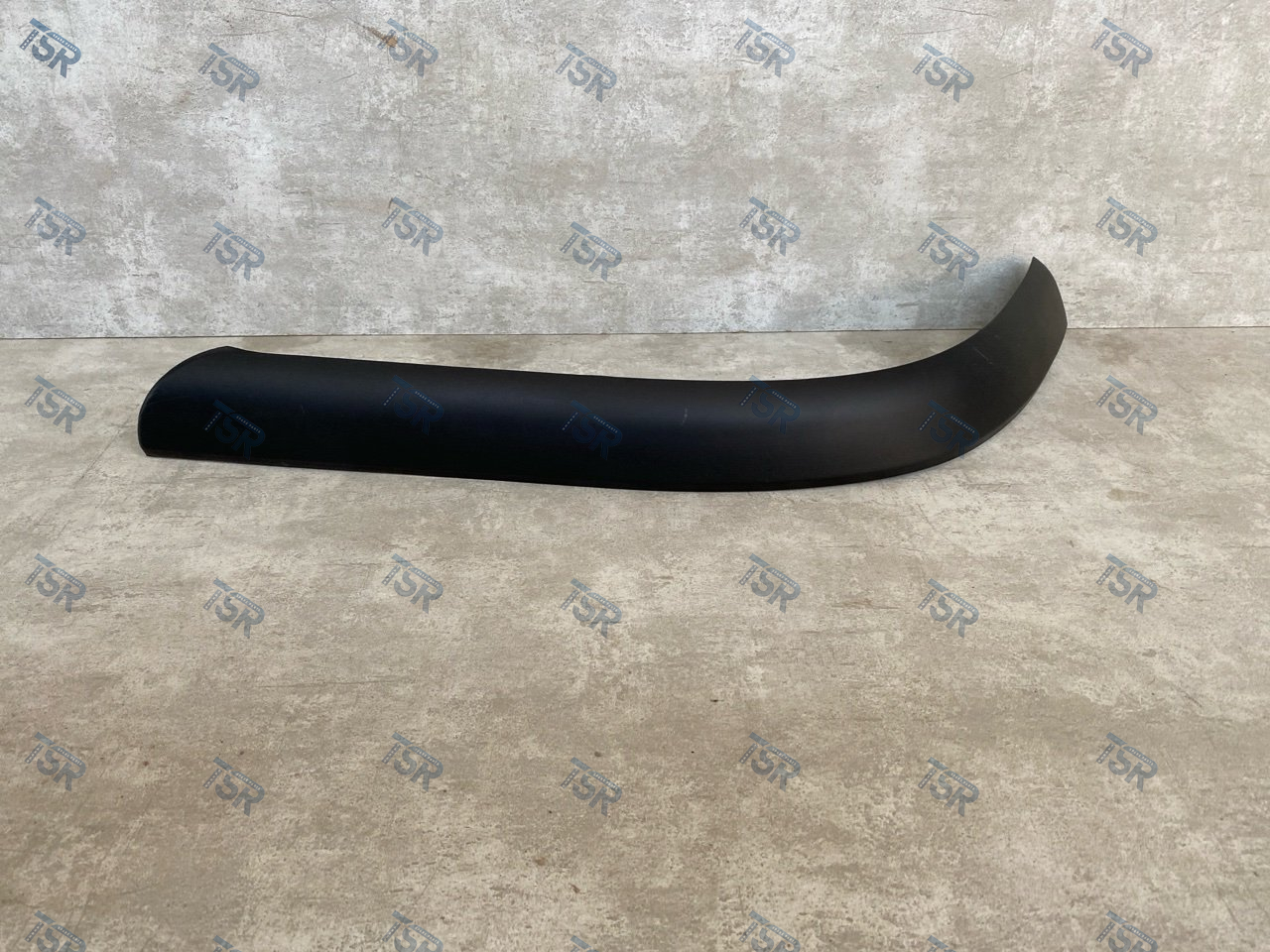 Накладка бампера левая