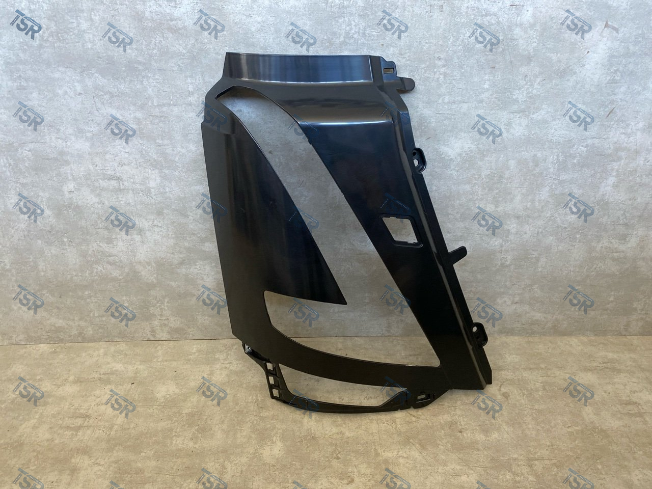 Облицовка фары правая