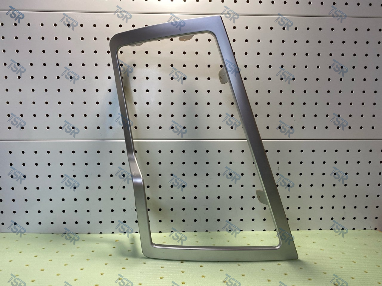 Рамка фары правая