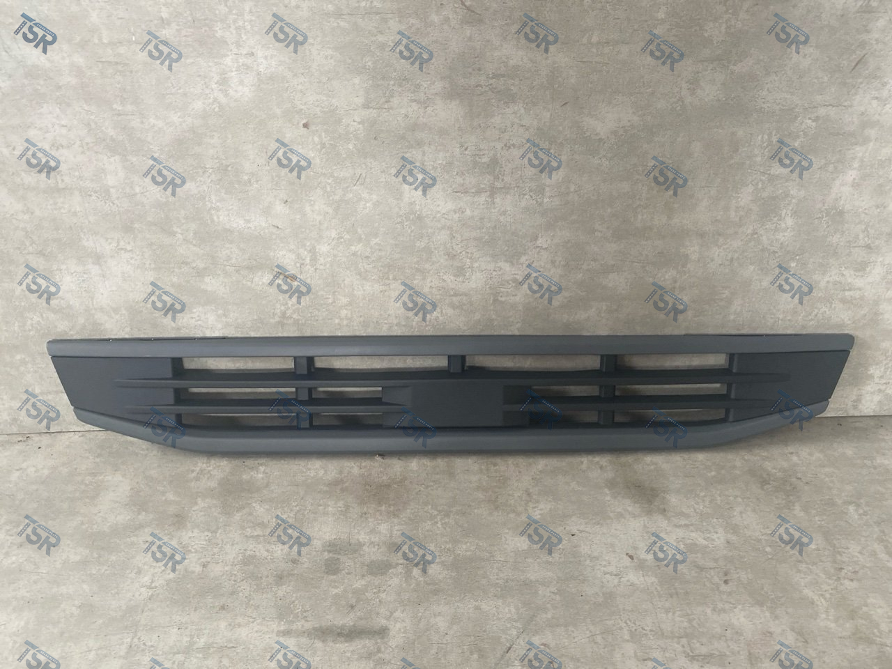 Ступенька решетки радиатора нижняя