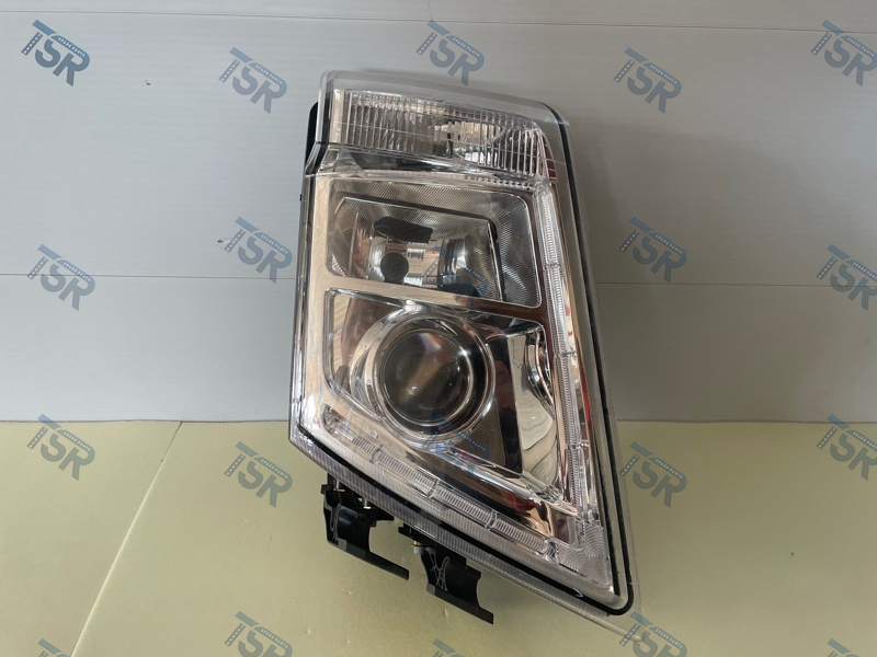 Фара головного света правая