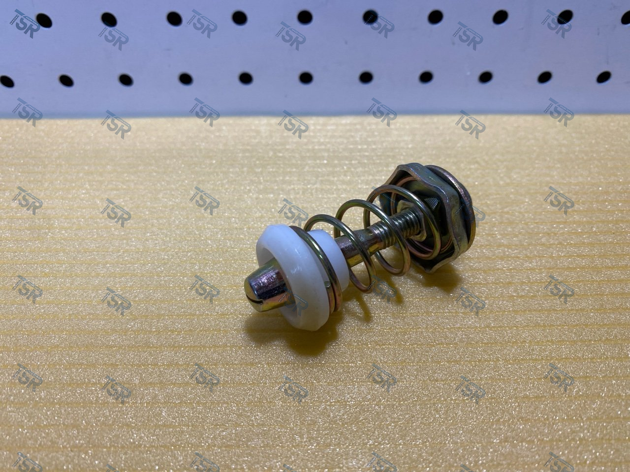 Защелка капота