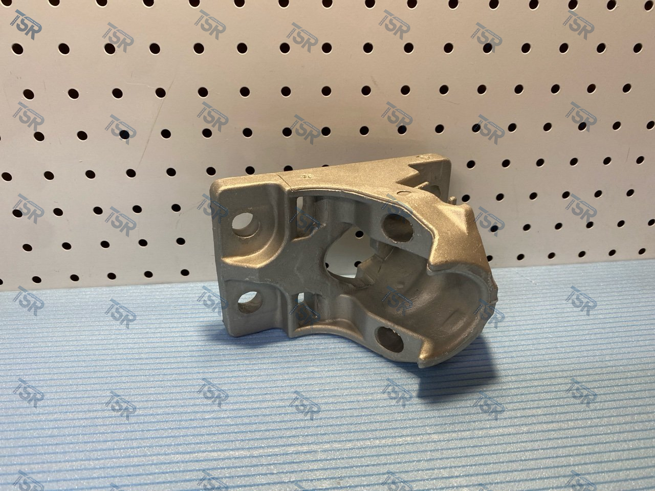 Кронштейн крепления крыла