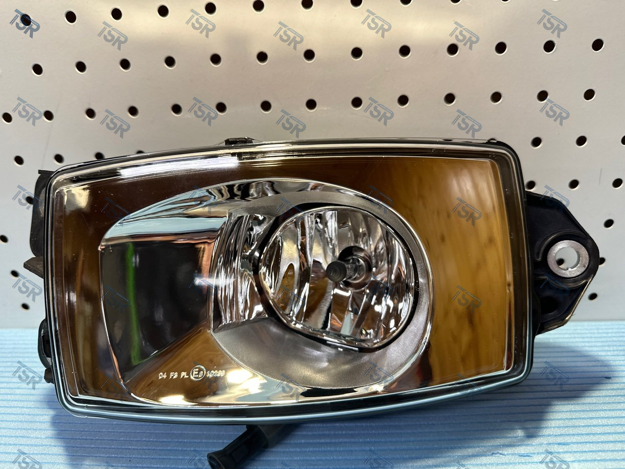 Фара противотуманная левая