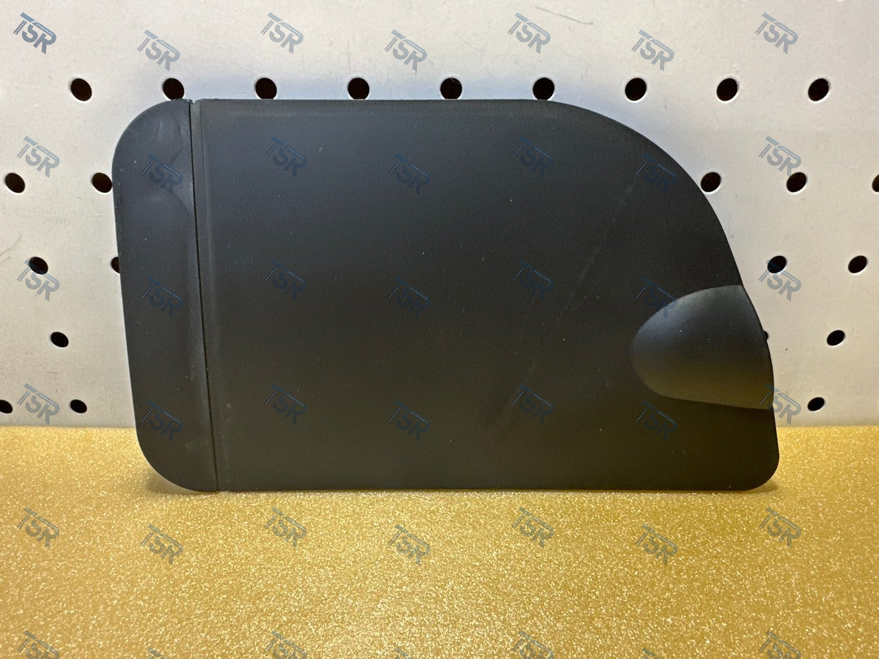 Заглушка бампера левая