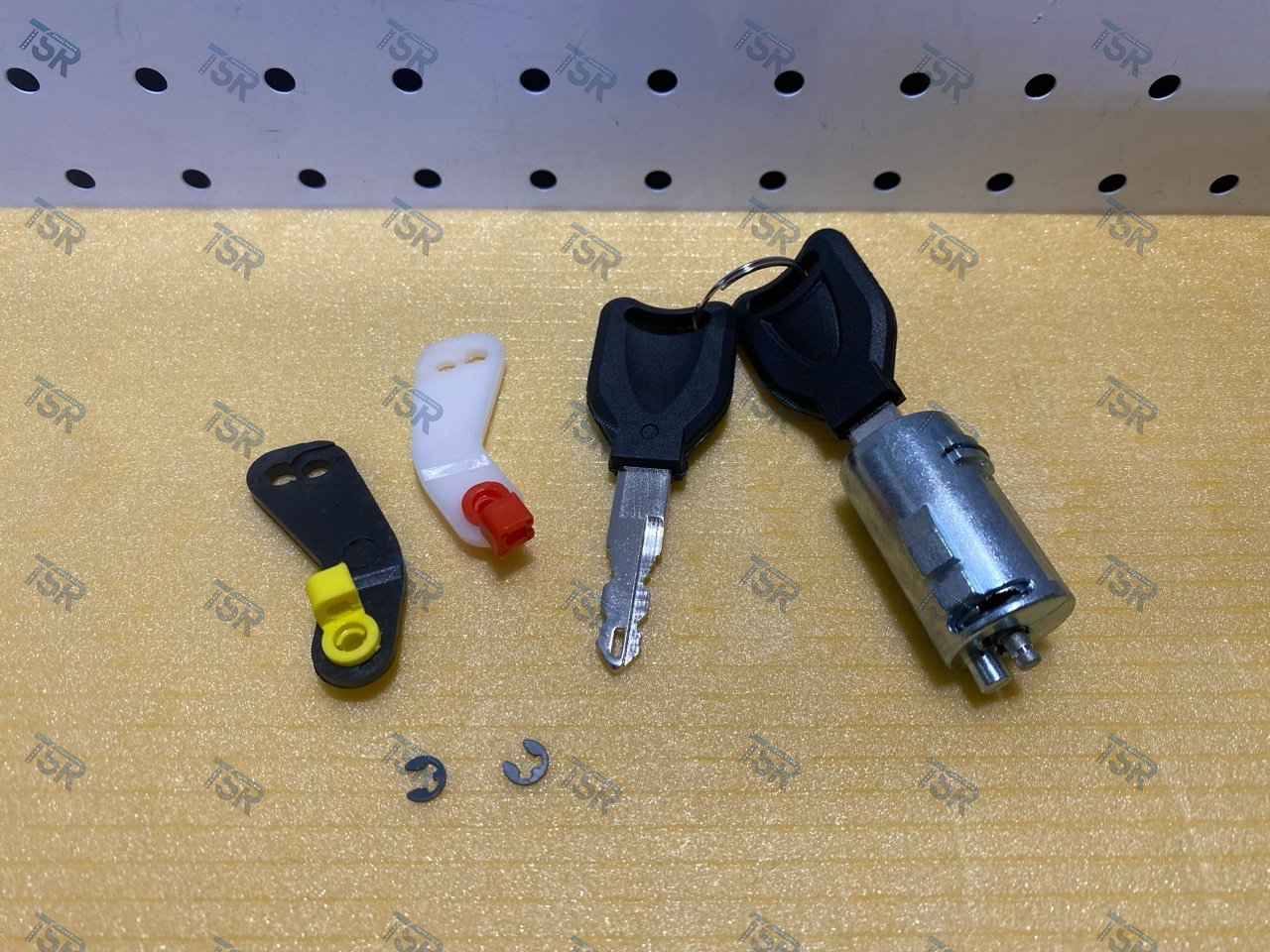 Личинки замка двери