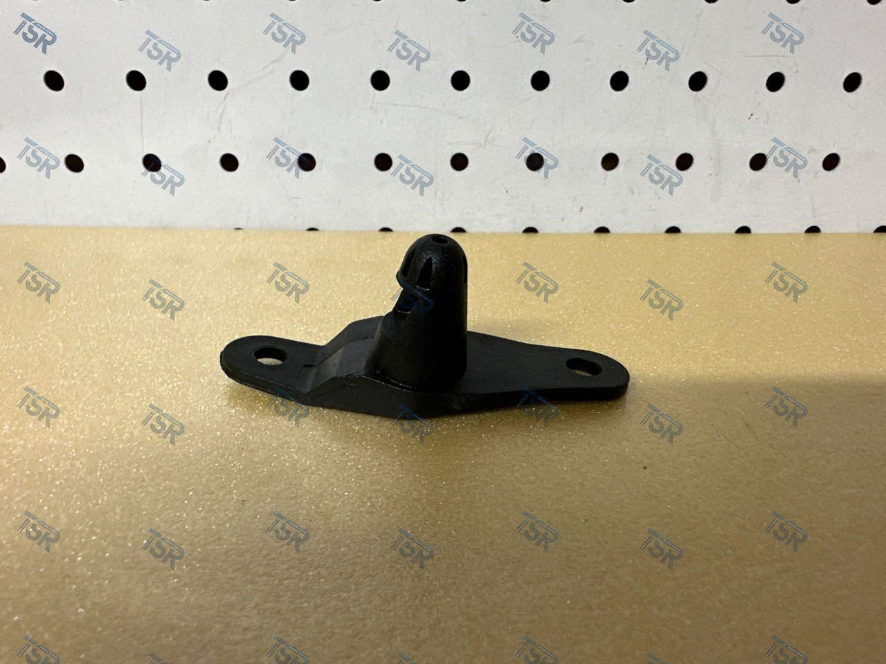 Фиксатор замка инструментального ящика кабины