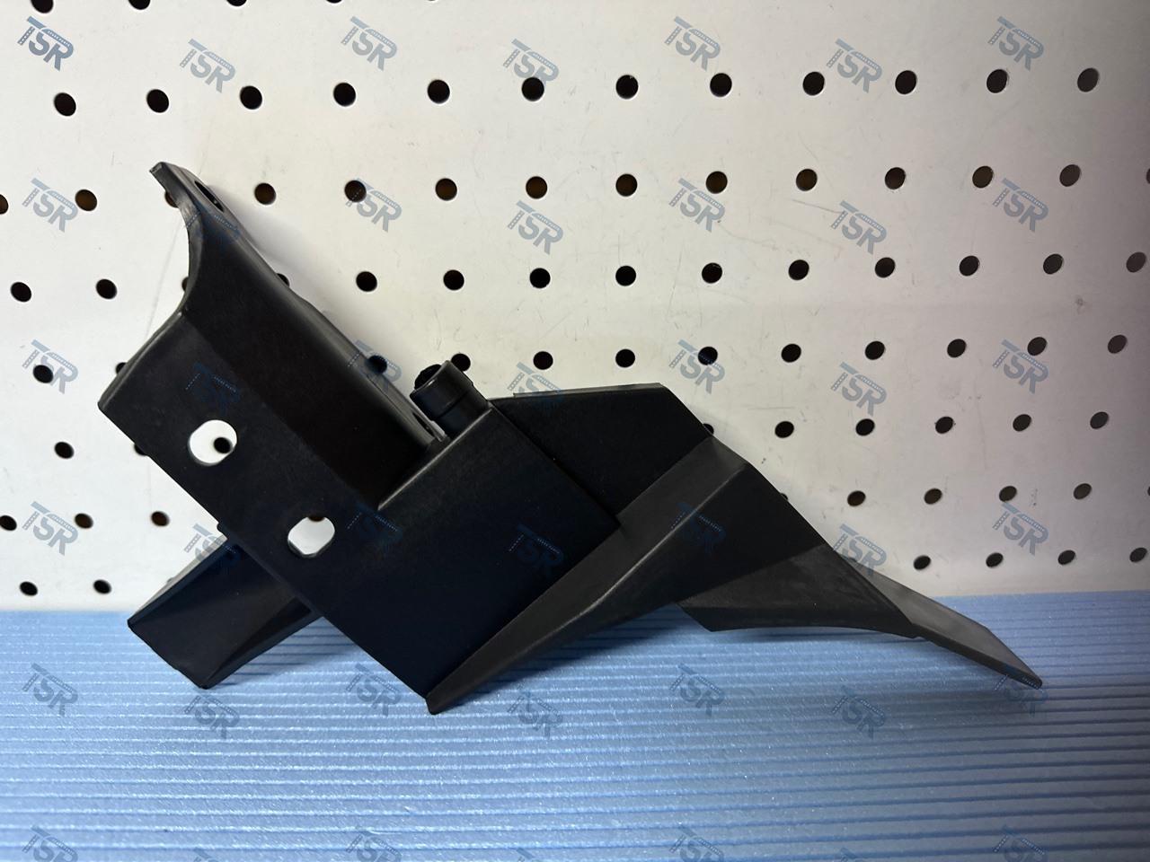 Кронштейн дефлектора кабины