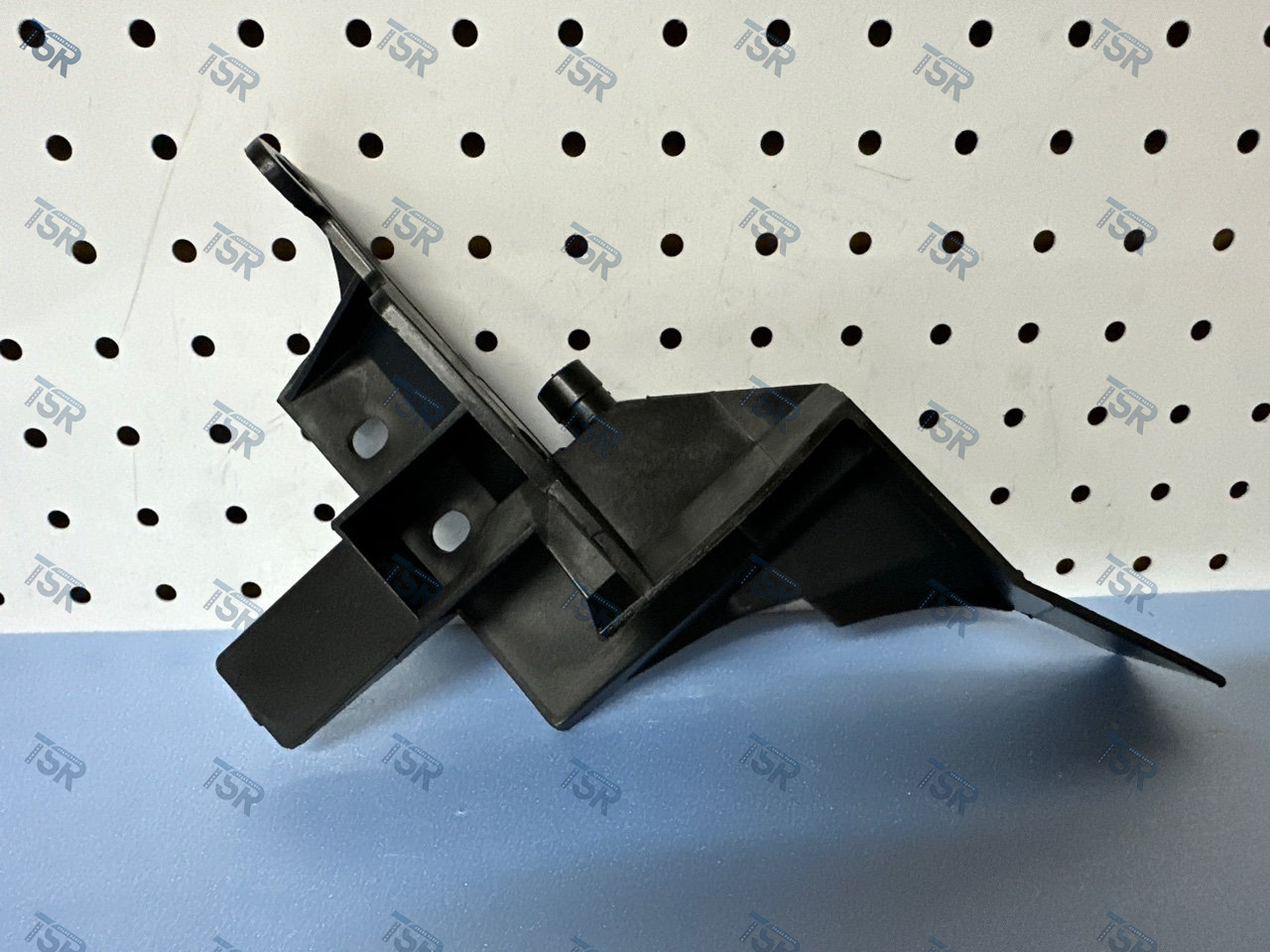 Кронштейн дефлектора кабины левый