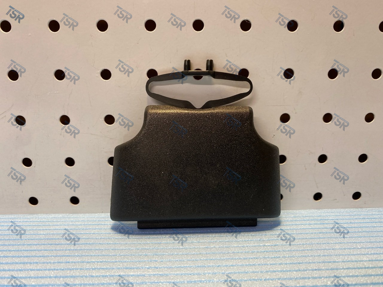 Крышка петли капота