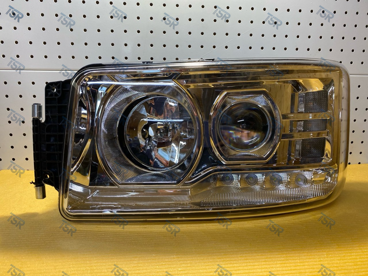 Фара головного света левая