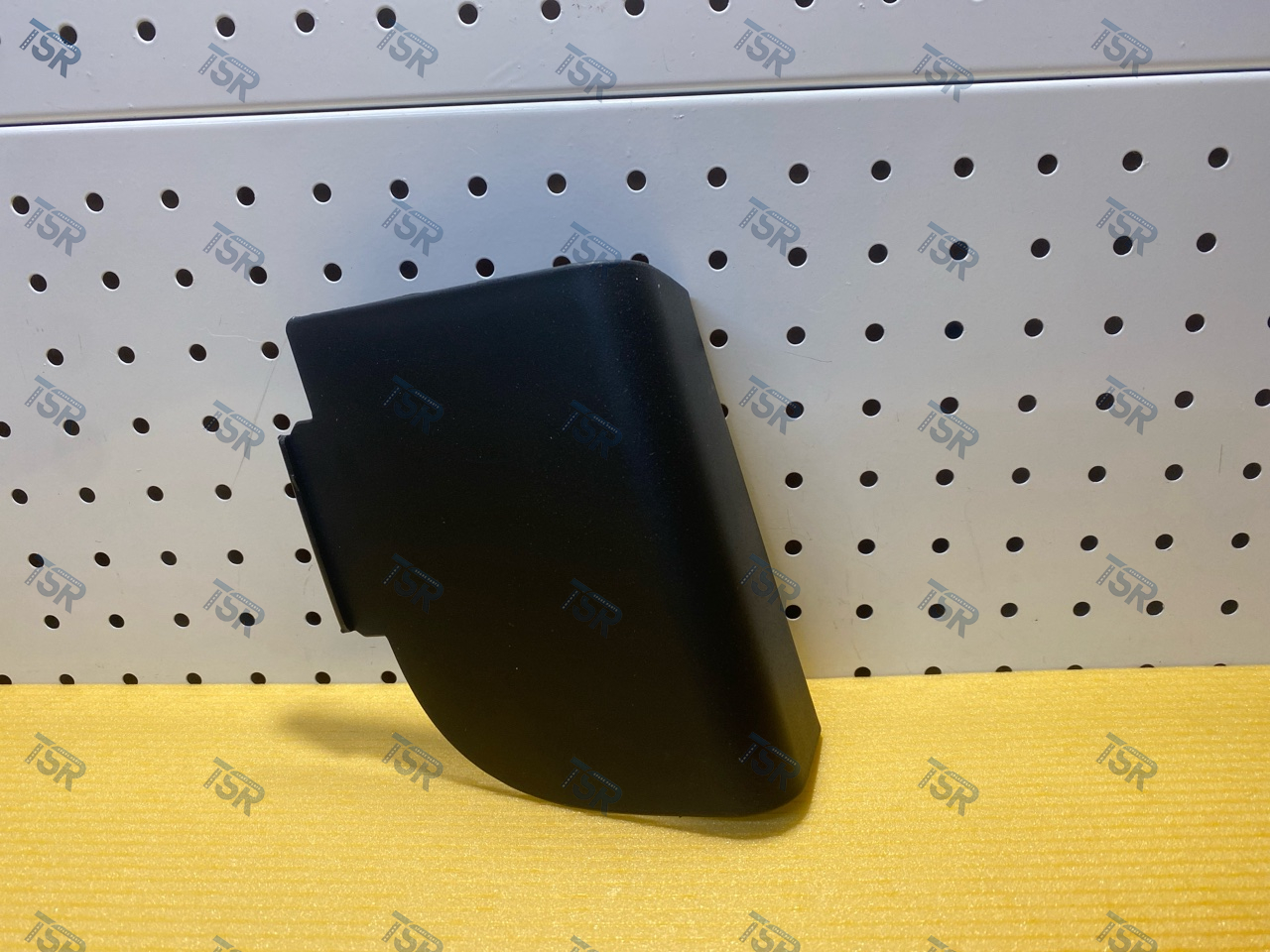 Заглушка облицовки бампера правая