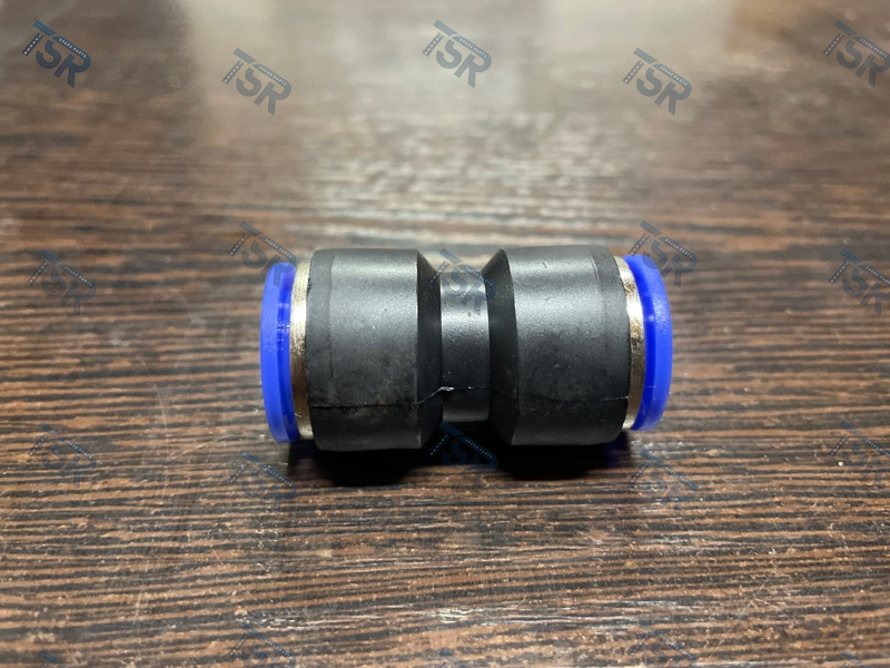 Фитинг соединитель пластиковый прямой 14 мм