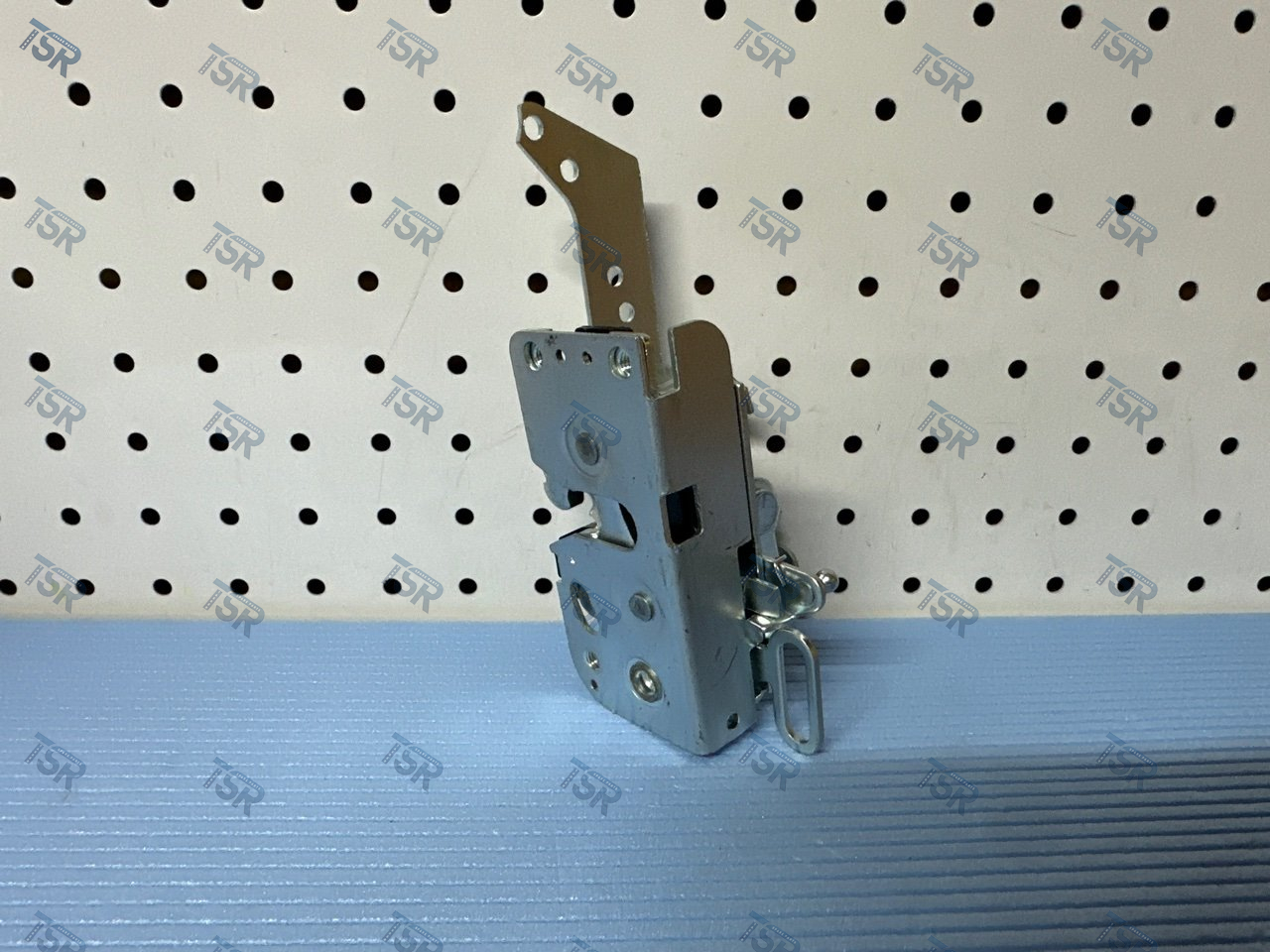 Замок двери левый