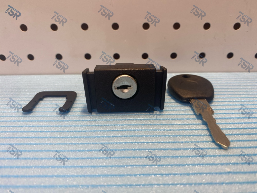 Замок вещевого ящика кабины с ключом