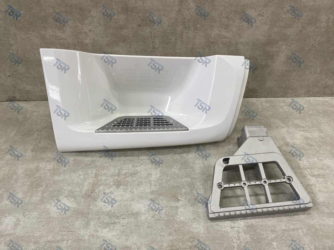 Нижняя подножка правая с накладкой и кронштейном