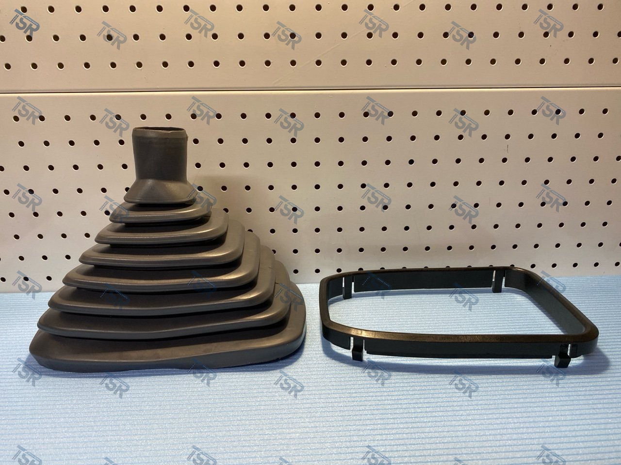 Пыльник ручки кпп с рамкой в сборе