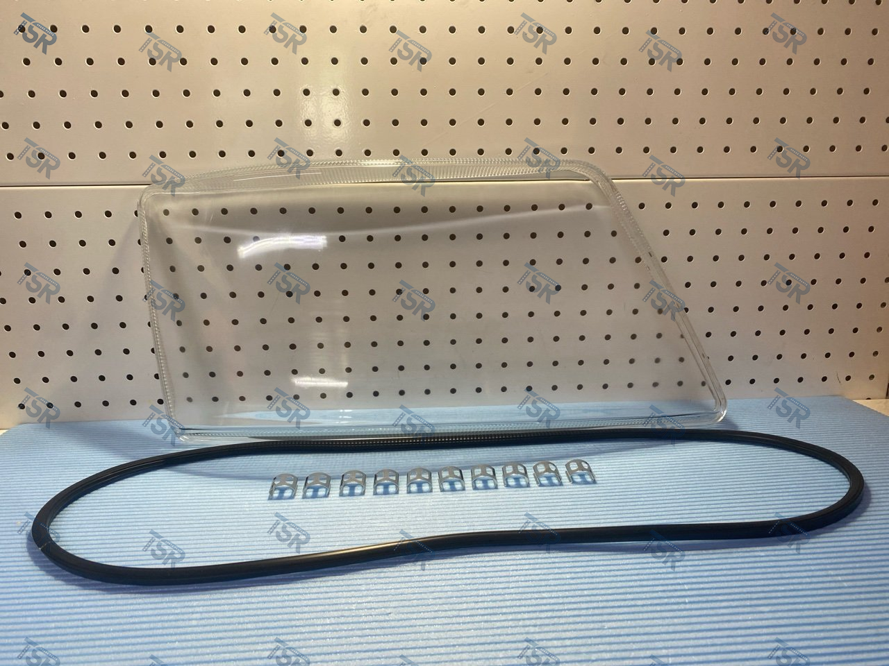 Стекло фары правой