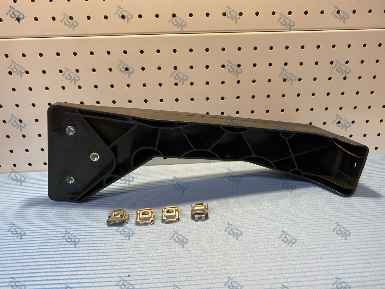 Кронштейн крепления бампера правый