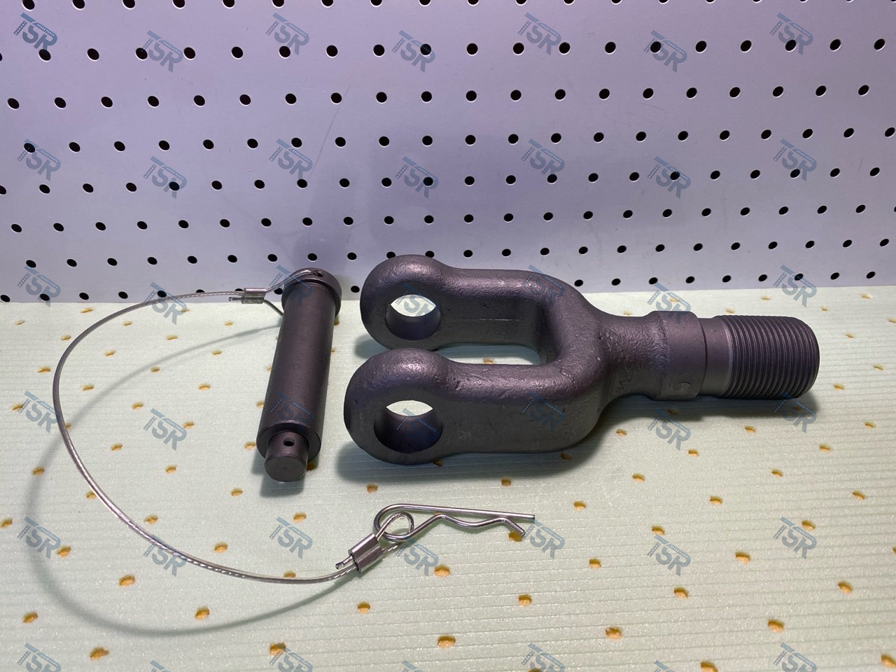 Крюк буксировочный