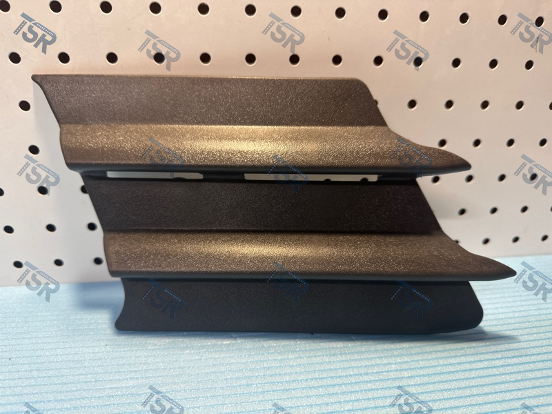 Заглушка бампера правая