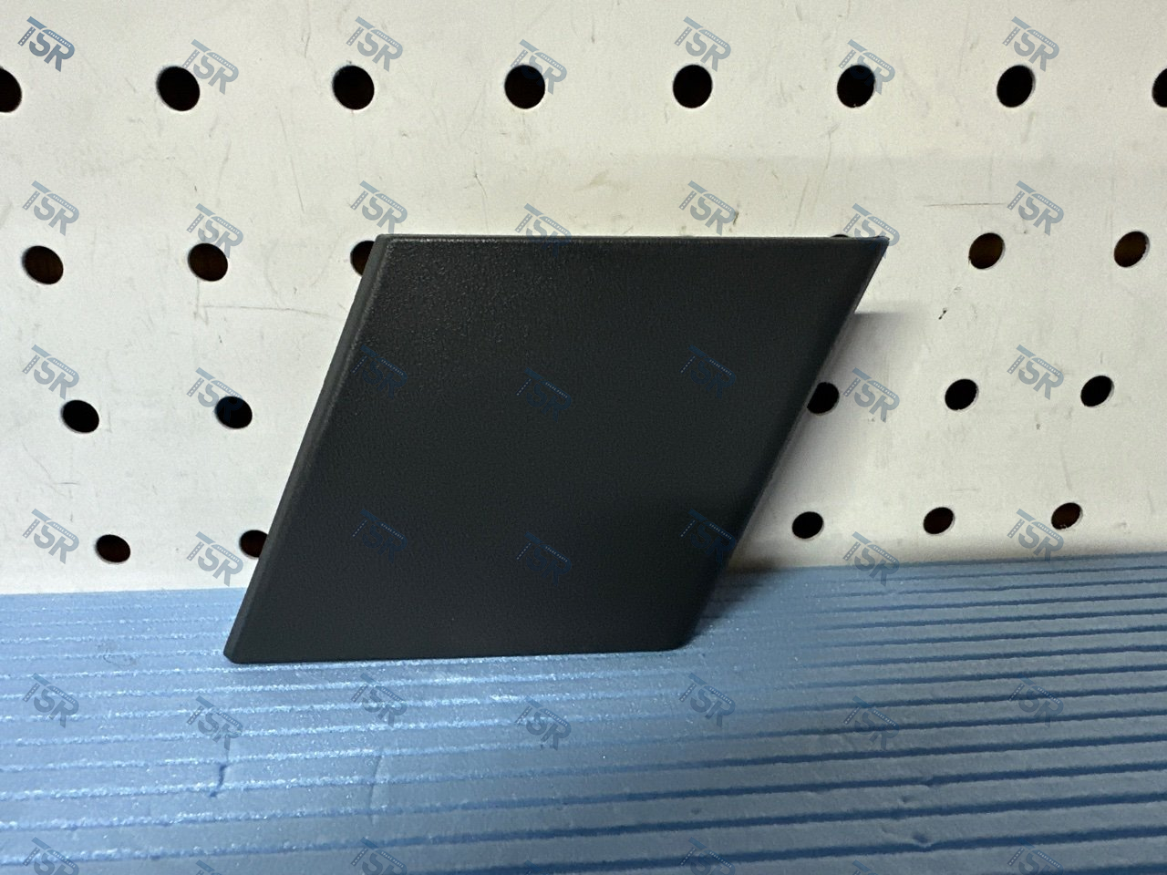 Заглушка бампера нижняя правая