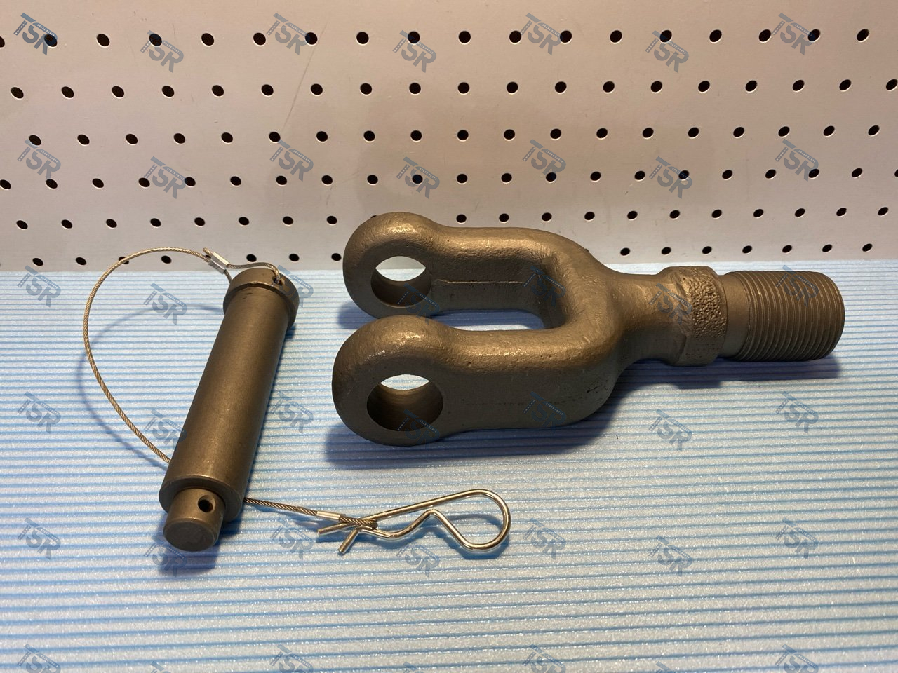 Крюк буксировочный