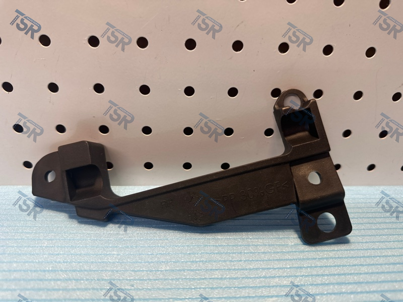 Кронштейн крепления фары правый