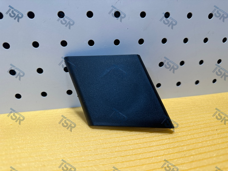 Заглушка бампера левая