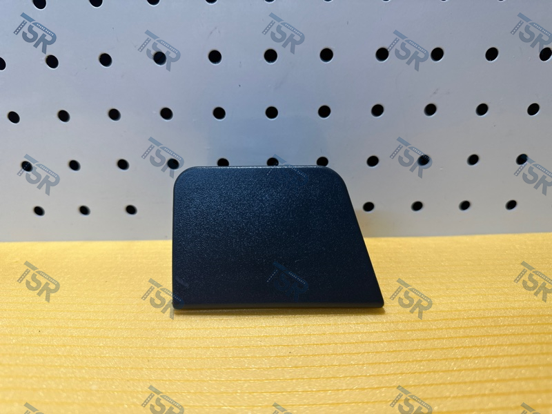 Заглушка бампера правая