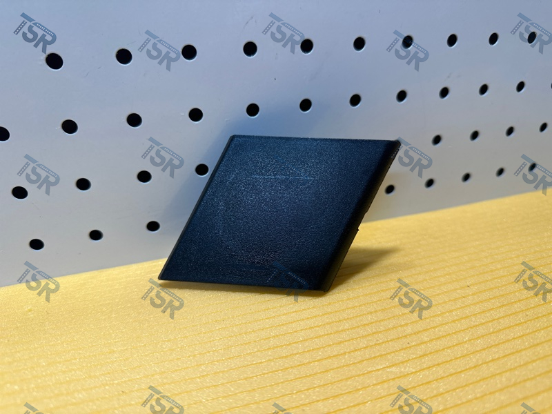 Заглушка бампера правая