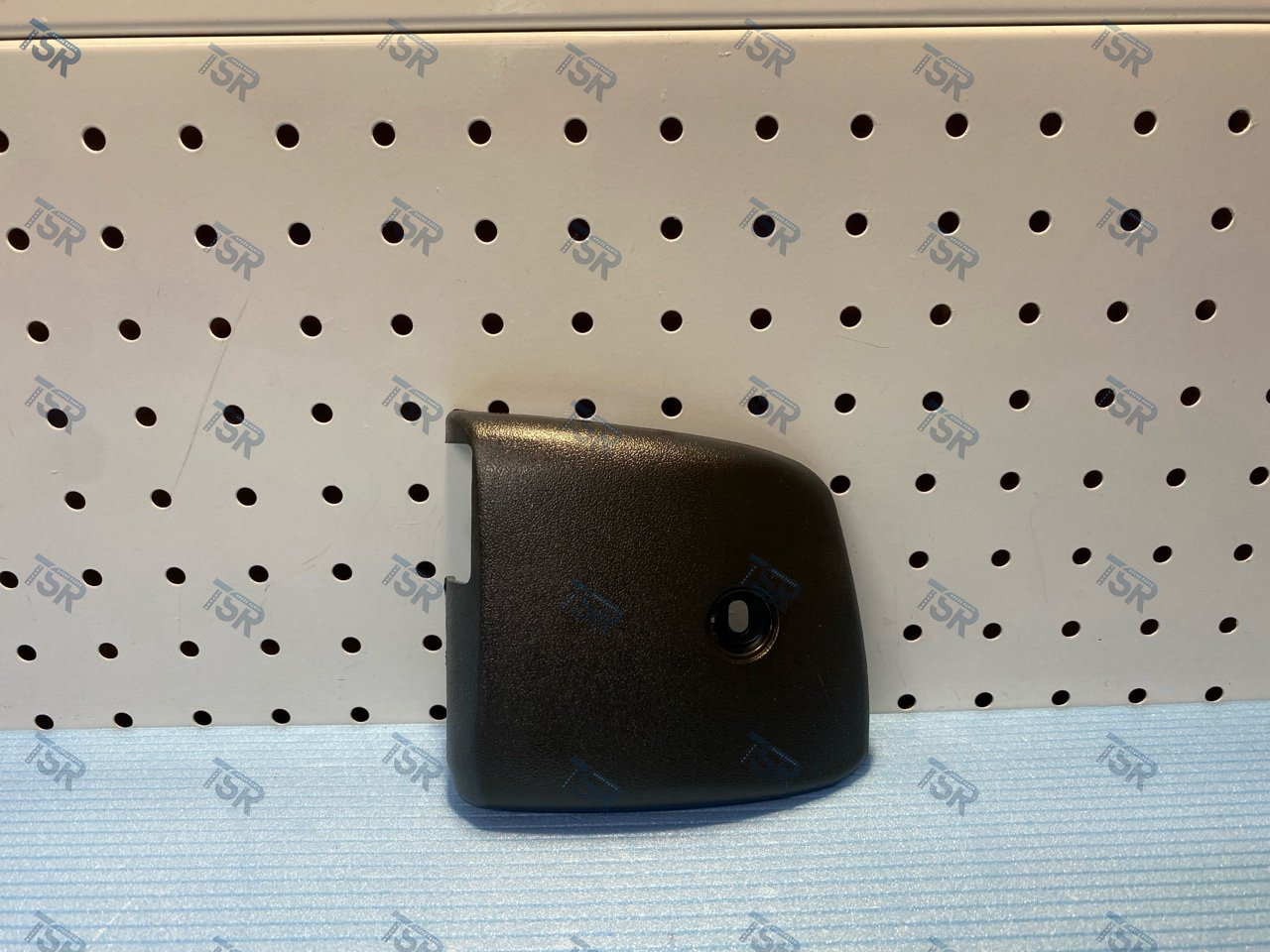 Заглушка правой стойки